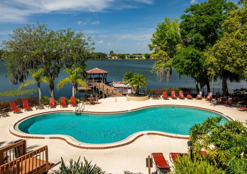Lake Pineloch Village Condo for Sale, 3 Beds, 2 Baths