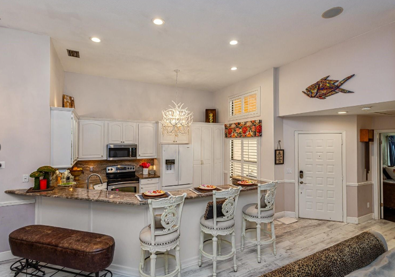 Lake Pineloch Village Condo for Sale, 3 Beds, 2 Baths